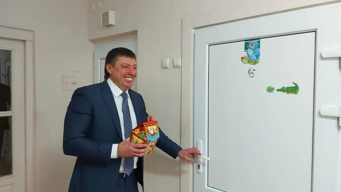 Главный врач больницы поздравил с Новым годом пациентов