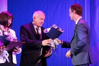 ВРИО министра здравоохранения Калининградской области А.Ю. Кравченко вручил Почетные грамоты трем врачам Детской областной больницы