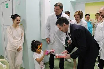 С Новым 2025 годом поздравил маленьких пациентов министр здравоохранения Калининградской области