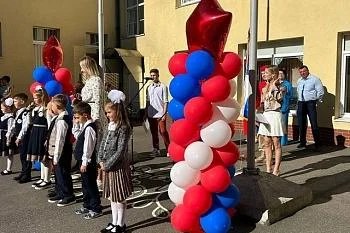 Главный врач Детской областной больницы поздравил школьников с Днем знаний