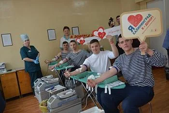 В ходе донорской акции калининградские курсанты сдали более сорока литров крови В ходе донорской акции калининградские курсанты сдали более сорока литров крови