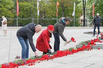 Возложение цветов к «Памятнику 1200 гвардейцам в Калининграде» 