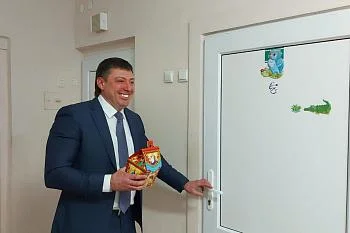 Главный врач больницы поздравил с Новым годом пациентов
