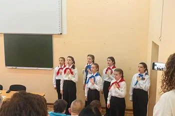 Школьники выступили перед медиками с концертом, посвященным юбилею Победы