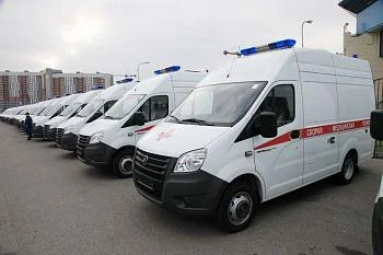 Замена автомобилей скорой помощи и школьных автобусов будет продолжена в плановом порядке