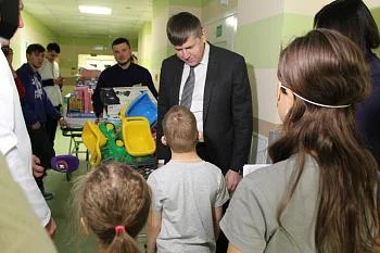 В Детской областной больнице поздравили пациентов с Новым годом